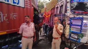 ट्रकों