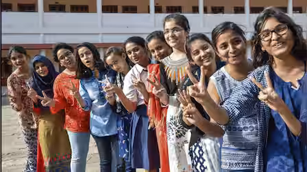 ग्रेजुएट बेटियों
