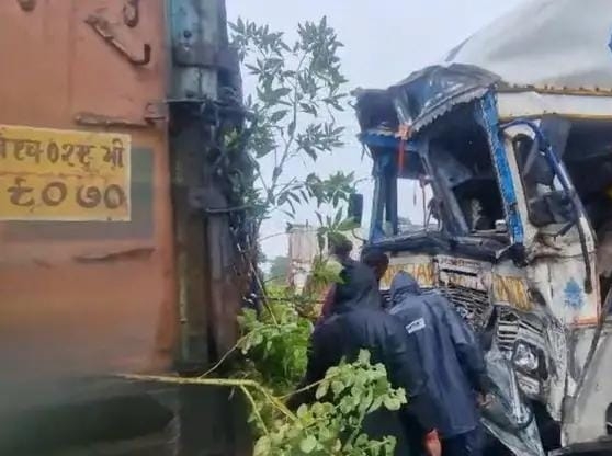 तीन ट्रकों की जोरदार टक्कर
