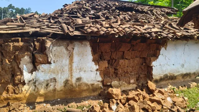 मिट्टी का घर क्षतिग्रस्त