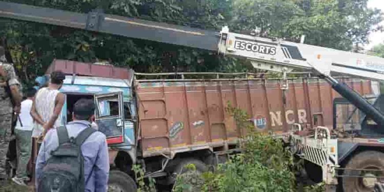 सरिया लदा ट्रक का हुआ ब्रेक फेल
