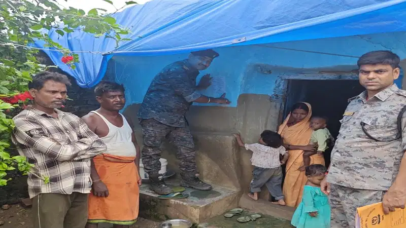 पुलिस ने चिपकाया इश्तेहार