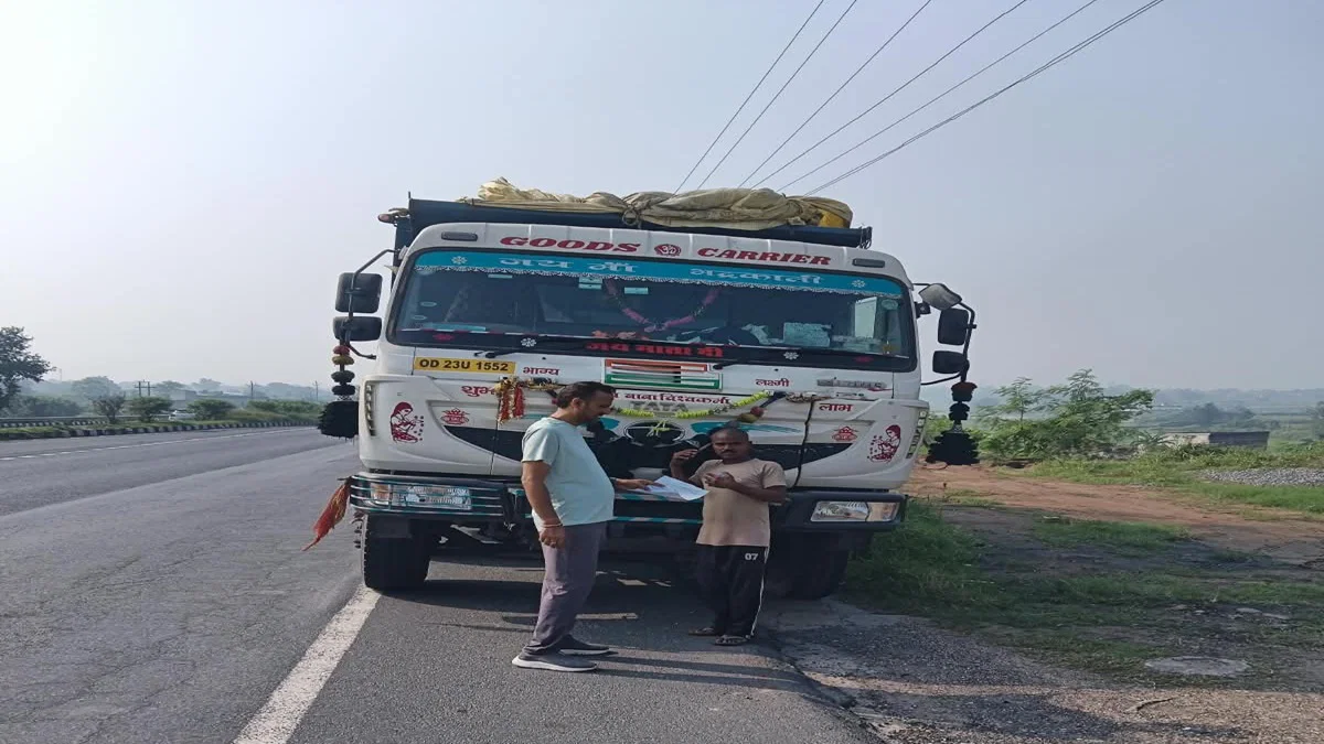 नो-पार्किंग में खड़े 21 भारी वाहनों की जांच