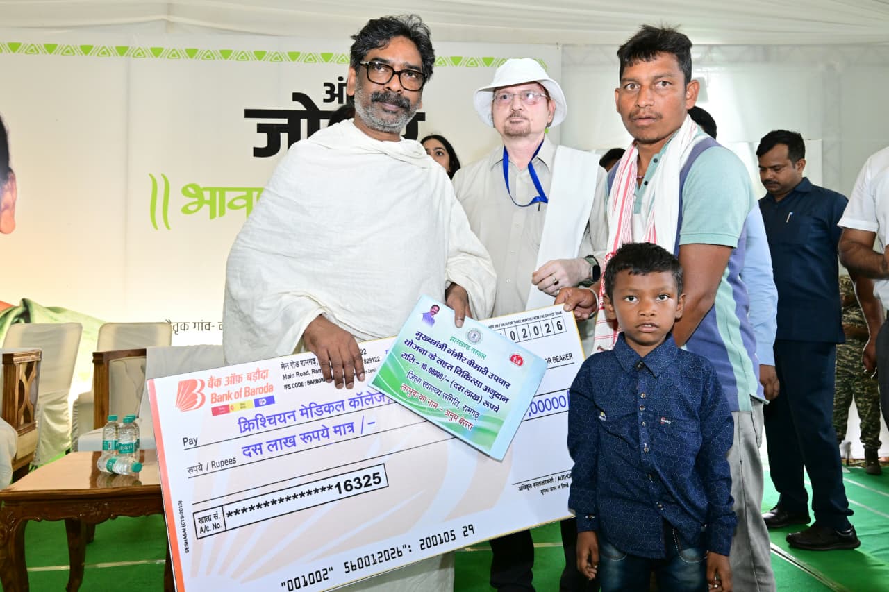 सीएम हेमंत सोरेन ने नेमरा में आमजनों की सुनी समस्या