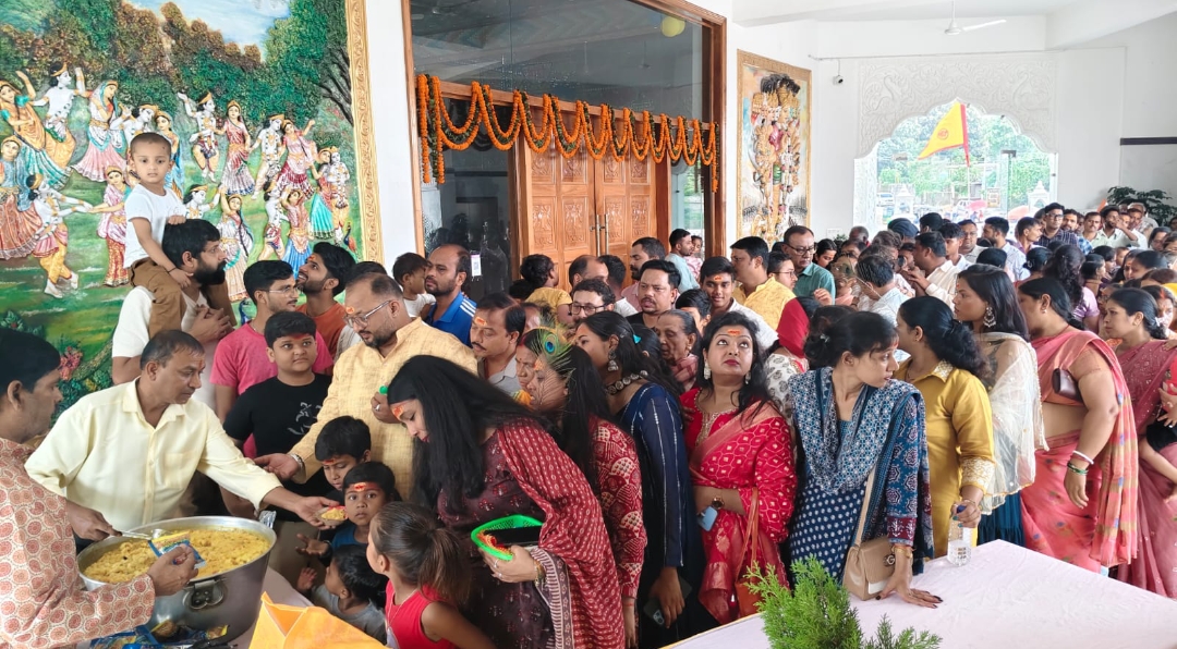 नौ कुंवारी कन्याओं का विधिवत पूजन कर उन्हें श्रद्धापूर्वक भोजन कराया गया