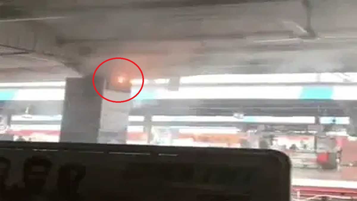 प्लेटफॉर्म नंबर-1 पर लगी आग