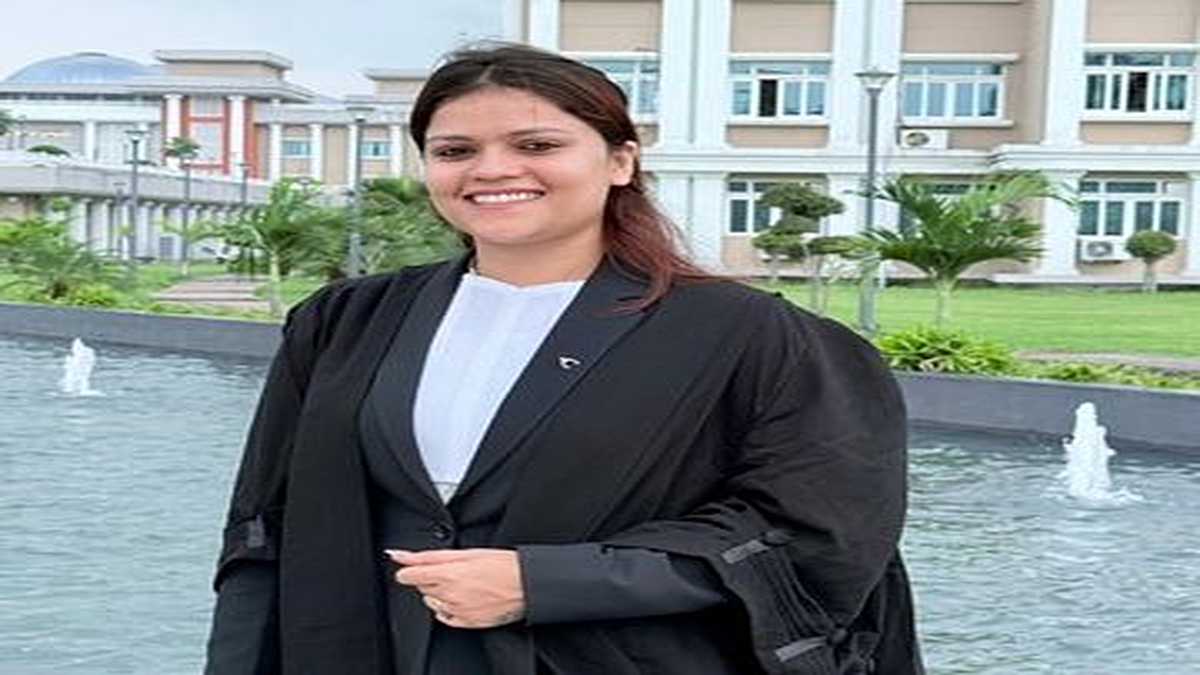 अधिवक्ता अनुष्का चक्रवर्ती