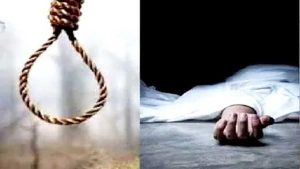 शव घर में फंदे से लटका मिला