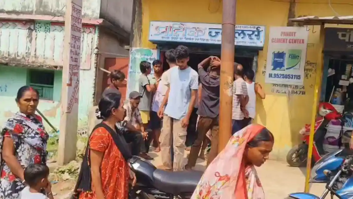 ज्वेलरी दुकान में चाेरी