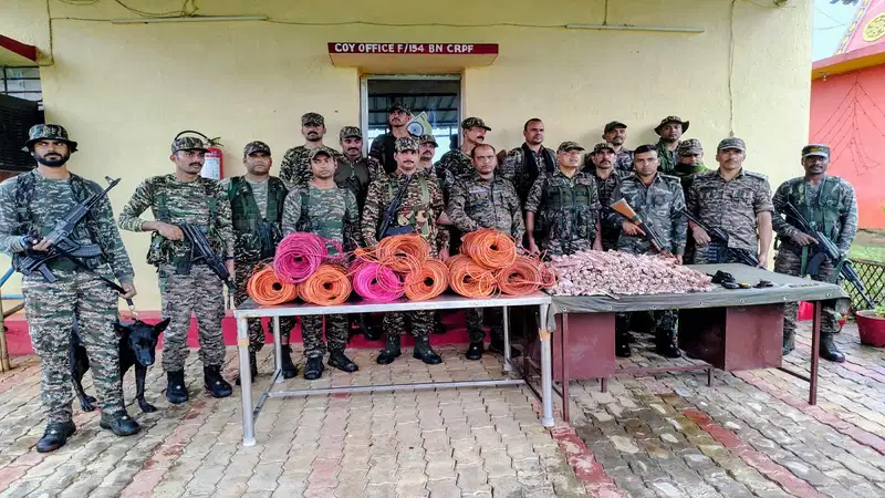 पुलिस और सीआरपीएफ की संयुक्त टीम