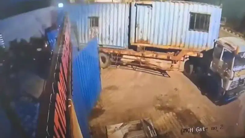 टेलर की चपेट