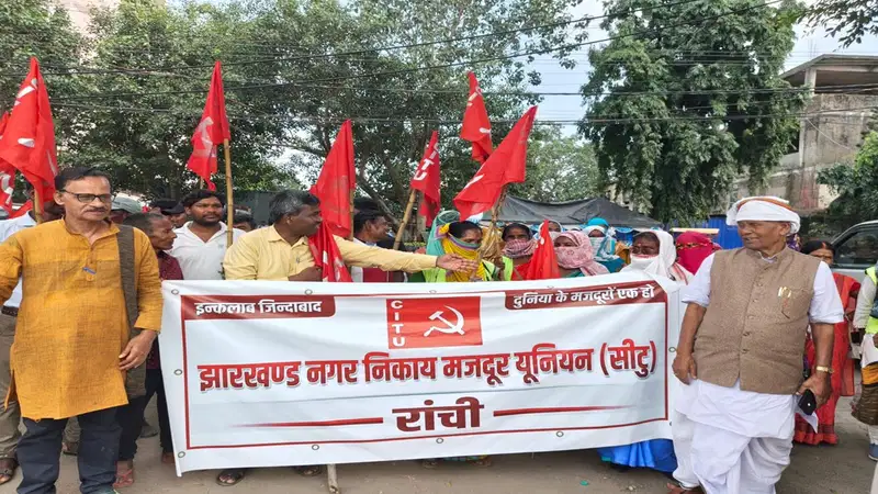 सफाईकर्मियों ने किया प्रदर्शन