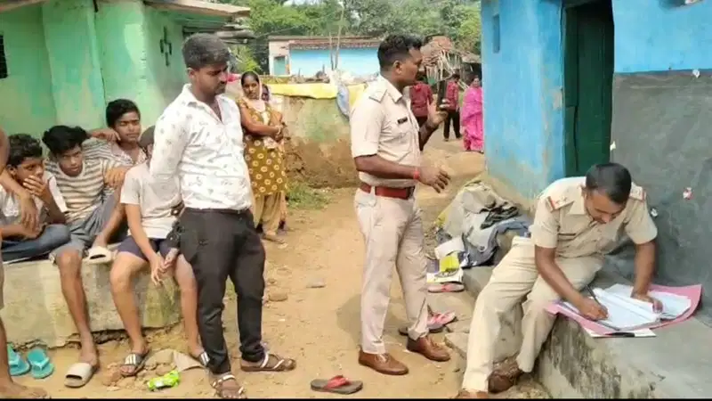 बच्चे को थमाया असली हथियार