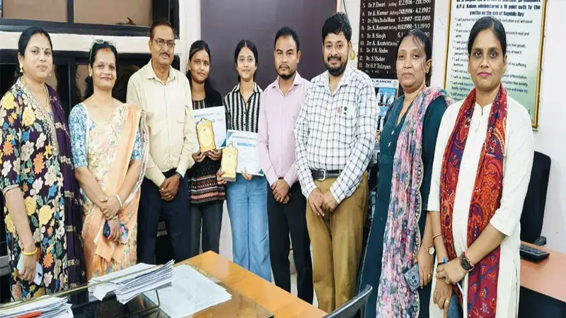 पल्लवी व भार्गवी को मिला सर्वश्रेष्ठ विद्यार्थी पुरस्कार